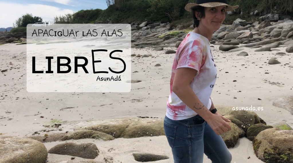Autorretrato en la playa con camiseta pintada byAsunAdá y caja de texto "apaciguar las alas libres" por AsunAdá 